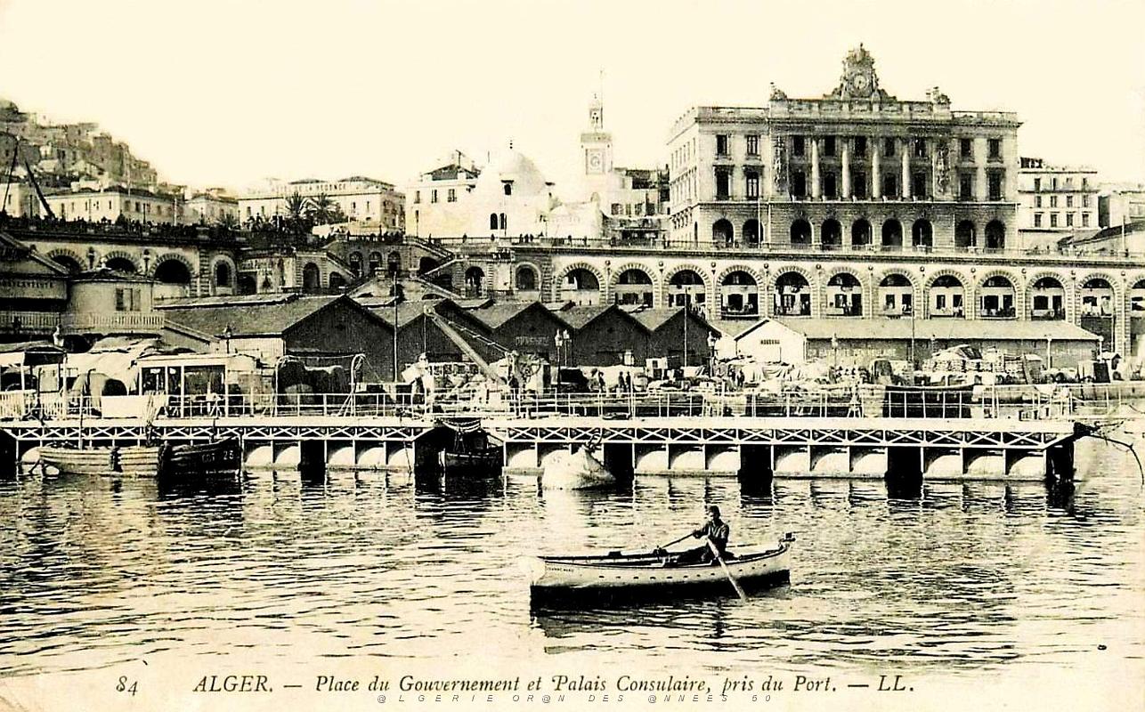 Alger - Place du Gouvernement et Palais Consulaire pris du Port.jpg